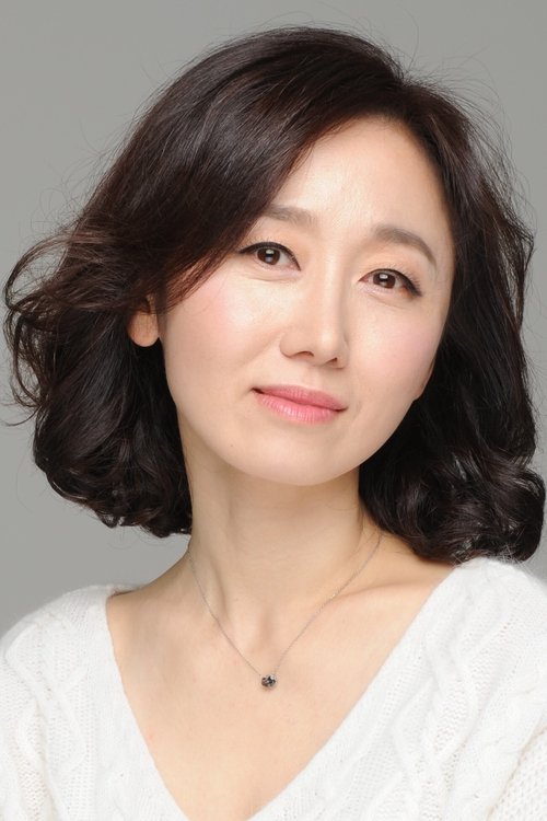 이지하 jako Female Owner of Ryokan w obsadzie Służąca