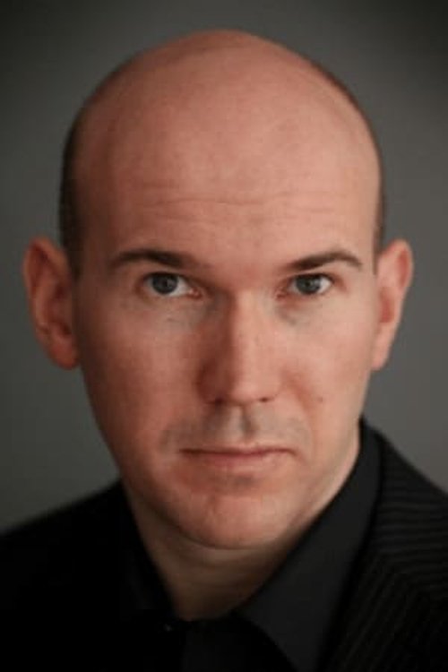 Alex Macqueen jako George Lomax w obsadzie Siedem Zegarów Agathy Christie