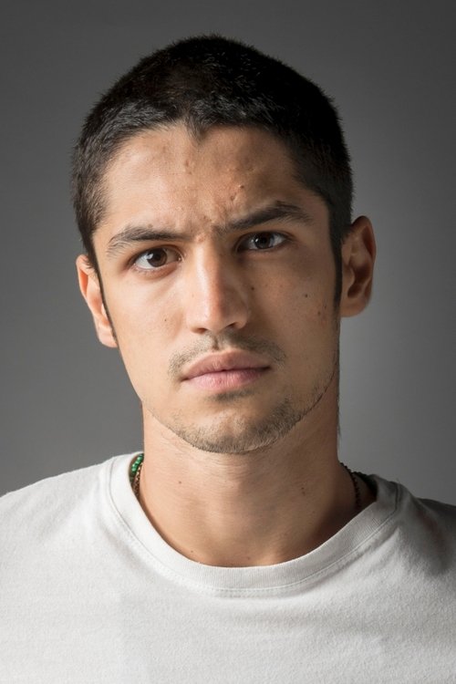 Gabriel Leone jako Bobbi w obsadzie Tajny agent