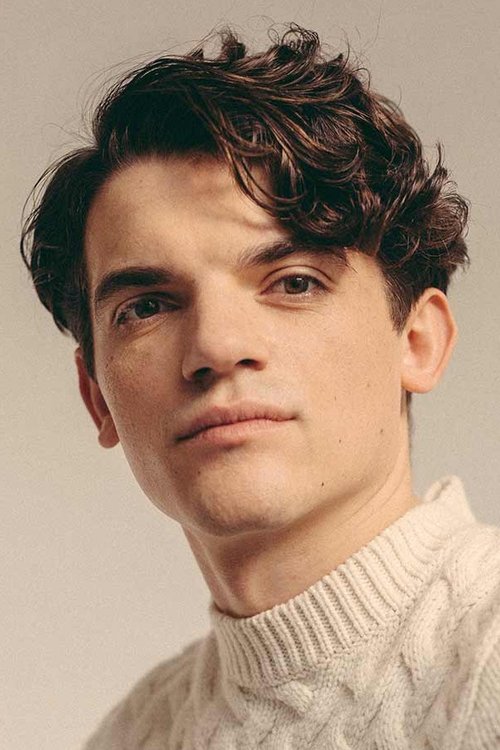 Edward Bluemel jako Jimmy Thesiger w obsadzie Siedem Zegarów Agathy Christie