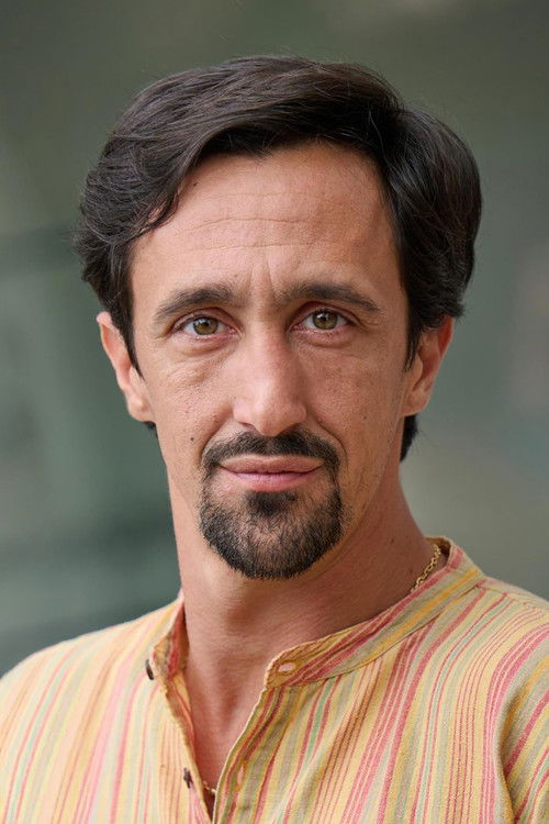 Antonio Scarpa jako Renaissance Dancer w obsadzie Biały kruk