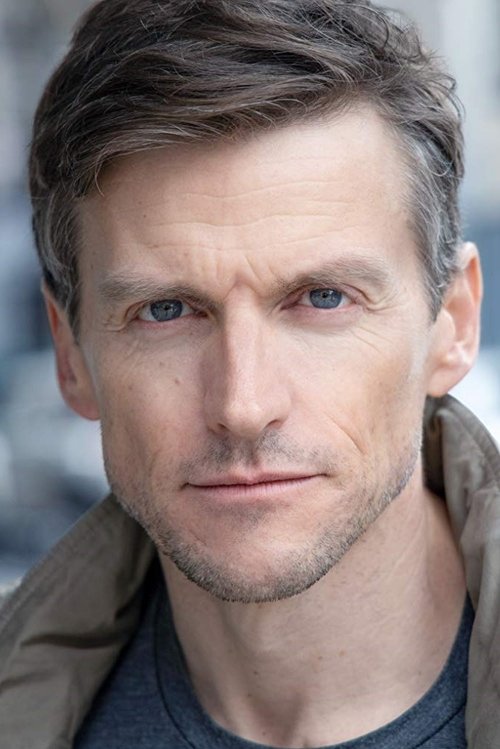 Gideon Emery jako Vogel w obsadzie Mumia. Film Lee Cronina