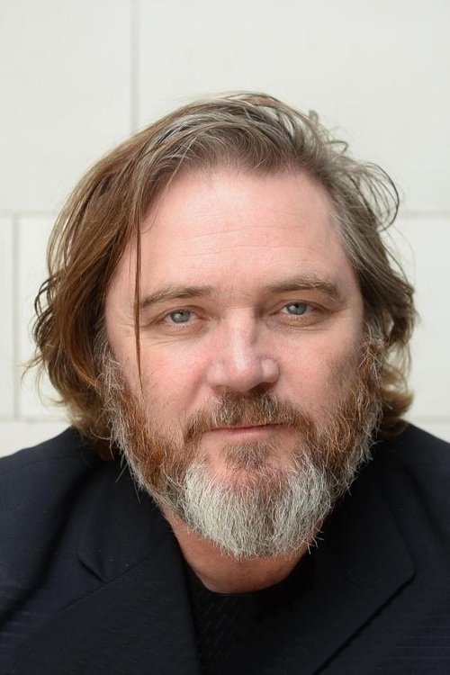 Alex Ferns jako Glukhov w obsadzie Czarnobyl