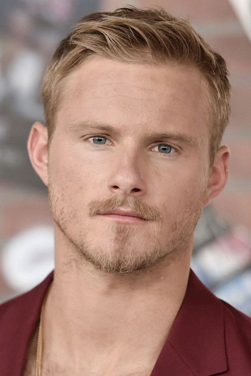 Podobny aktor do Manolo Cardona: Alexander Ludwig