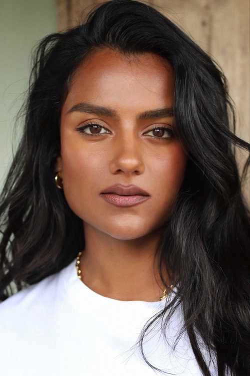 Podobny aktor do Devyn A. Tyler: Simone Ashley